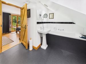 EN-SUITE BATHROOM- click for photo gallery